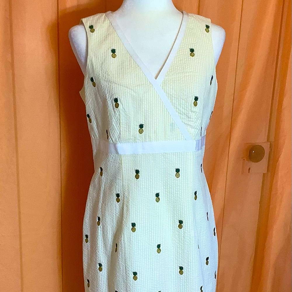 Brooks Brothers embroidered pineapple sheath dress. Sleeveless.  size 6